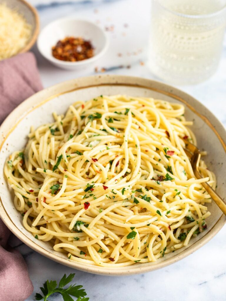 bowl of spaghetti aglio e olio